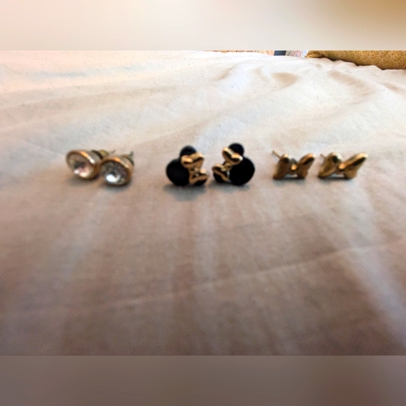 Disney Minnie Mouse 3 piece earring set - Picture 1 of 3